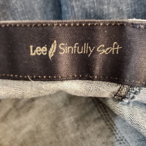 Lee Women's Sinfully Soft Jean's size 18 med, Mid Rise, Dark Wash - Picture 12 of 12